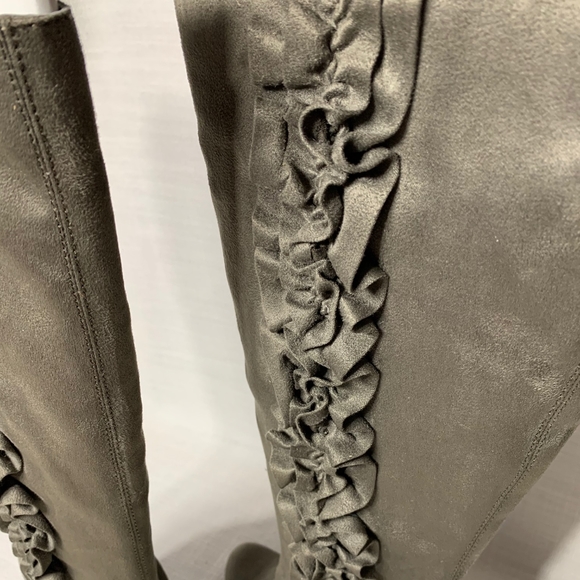 Elle Grey Ruffled Tall Wedge KneeHigh Boots Size 8 - Picture 4 of 7